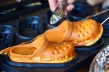 TPHCM: Khách xếp hàng chờ… "ăn dép", chủ quán bán cả ngàn chiếc mỗi ngày