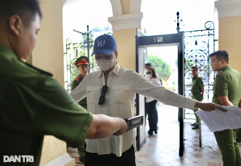 Ngọc Trinh lĩnh 1 năm án treo, được trả tự do tại tòa - 6 Ngọc Trinh lĩnh 1 năm án treo, được trả tự do tại tòa - 6