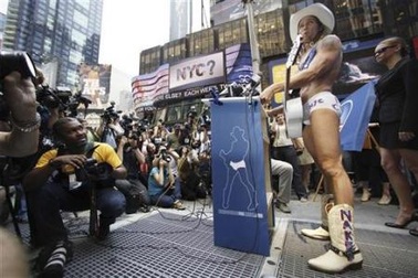 Chùm ảnh: Khi chàng "cao bồi khỏa thân" tranh cử thị trưởng