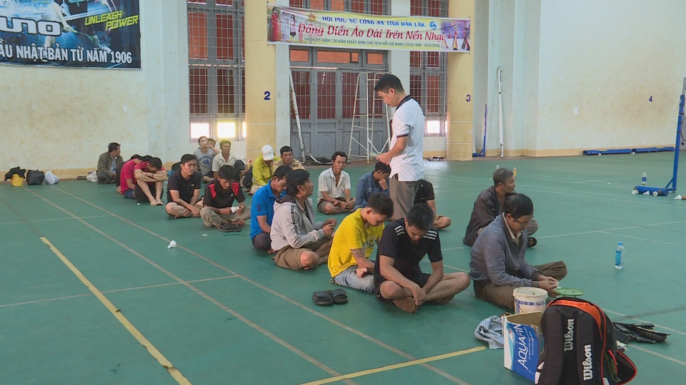 Hàng chục đối tượng tổ chức đá gà ăn tiền trong rẫy cà phê - 1 Hàng chục đối tượng tổ chức đá gà ăn tiền trong rẫy cà phê - 1