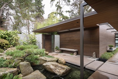 Biệt thự của vợ chồng người Mỹ gây ấn tượng với hàng trăm cây bonsai độc lạ