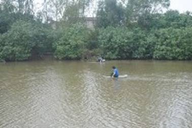 Nữ sinh viên về thăm nhà, bất ngờ nhảy sông tự tử