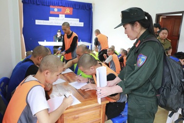 Khen thưởng ban chuyên án triệt phá ổ lừa đảo "vào VNeID quét QR"