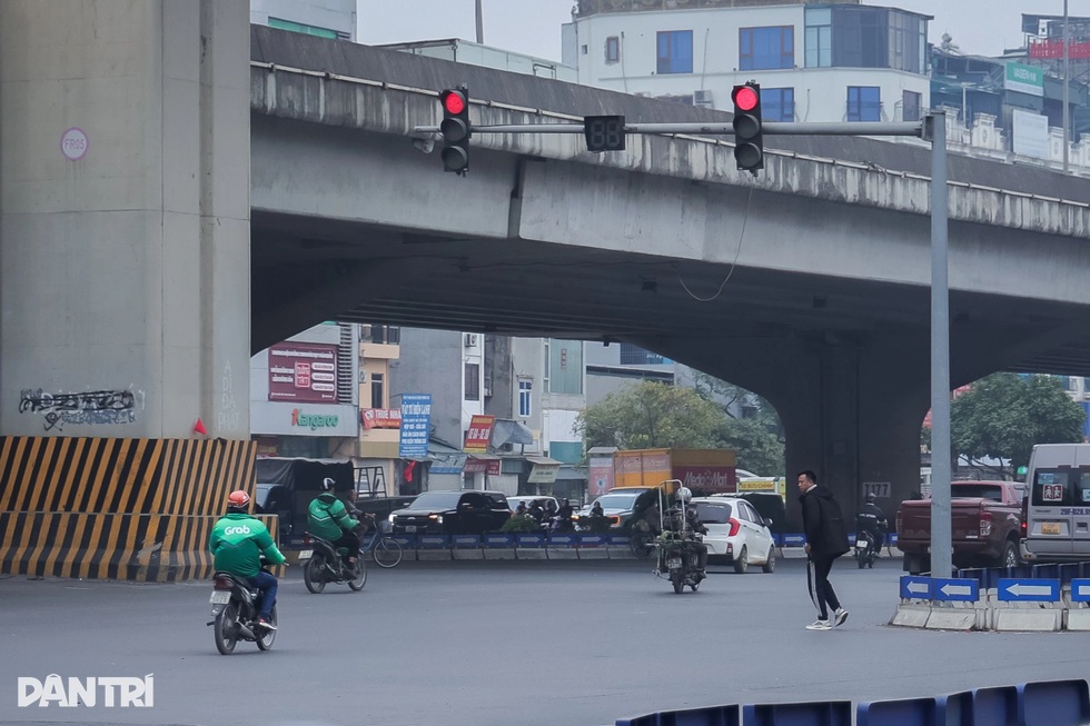 Ngã tư ở Hà Nội 2 phút có 164 xe vượt đèn đỏ sau hơn một tháng ra sao? - 3