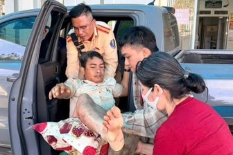 Cảnh sát Lâm Đồng dùng xe đặc chủng mở đường, đưa người dân đi cấp cứu