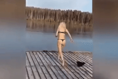 Cô gái mặc bikini nóng bỏng bị gẫy chân vì dại dột nhảy xuống hồ nước đóng băng