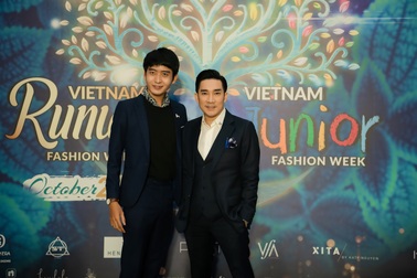 Quang Hà lịch lãm đi xem show thời trang