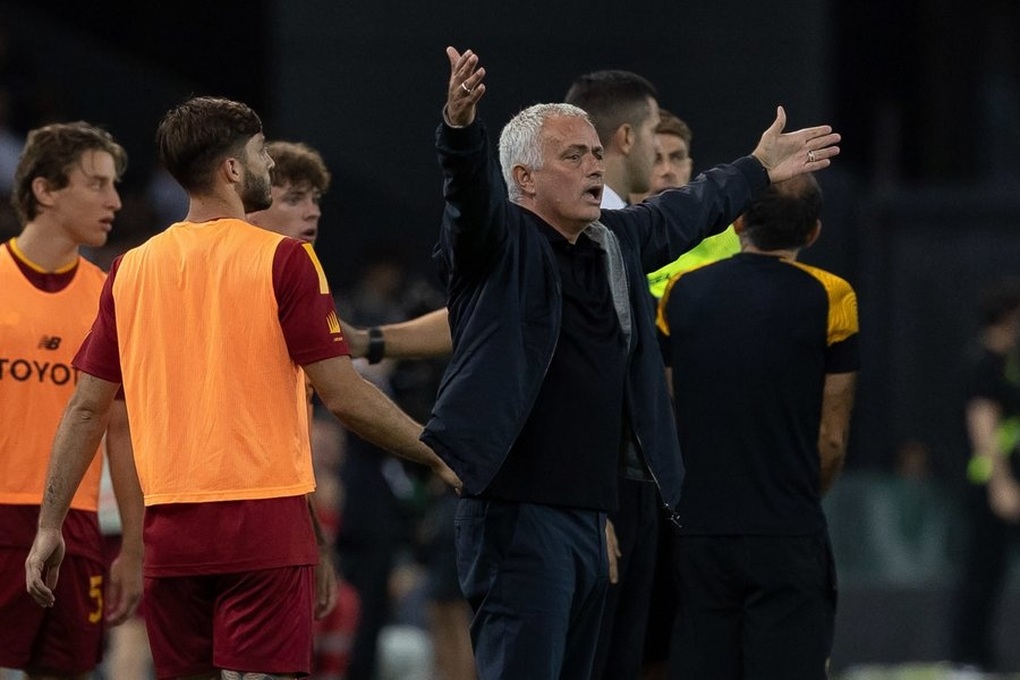 Chịu trận thua đậm kỷ lục, HLV Mourinho phản ứng vô cùng bất ngờ - 1 Chịu trận thua đậm kỷ lục, HLV Mourinho phản ứng vô cùng bất ngờ - 1