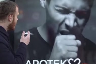 Biển quảng cáo biết… ho khi thấy người hút thuốc