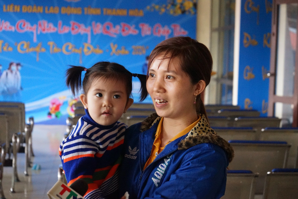 Nữ công nhân vui mừng được hỗ trợ tàu xe về quê đón Tết - 2 Nữ công nhân vui mừng được hỗ trợ tàu xe về quê đón Tết - 2