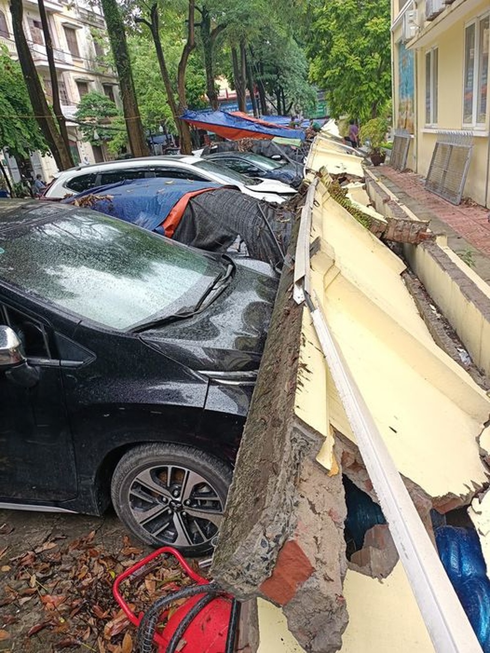 Hà Nội: 50 m tường rào bất ngờ đổ sập, đè bẹp 12 ô tô - 1 Hà Nội: 50 m tường rào bất ngờ đổ sập, đè bẹp 12 ô tô - 1