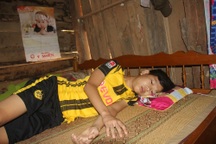 Thương bố mẹ chạy vạy từng đồng, bé trai xin ở nhà chờ chết