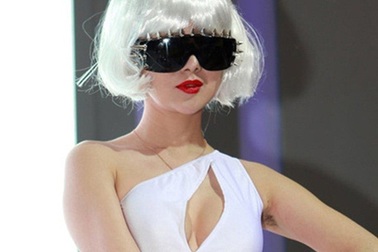 Gan Lulu để lộ phần da dưới cánh tay phản cảm