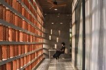 Độc đáo ngôi nhà "khoác áo" ngói đỏ, nội thất 5 sao, hè mát, đông ấm