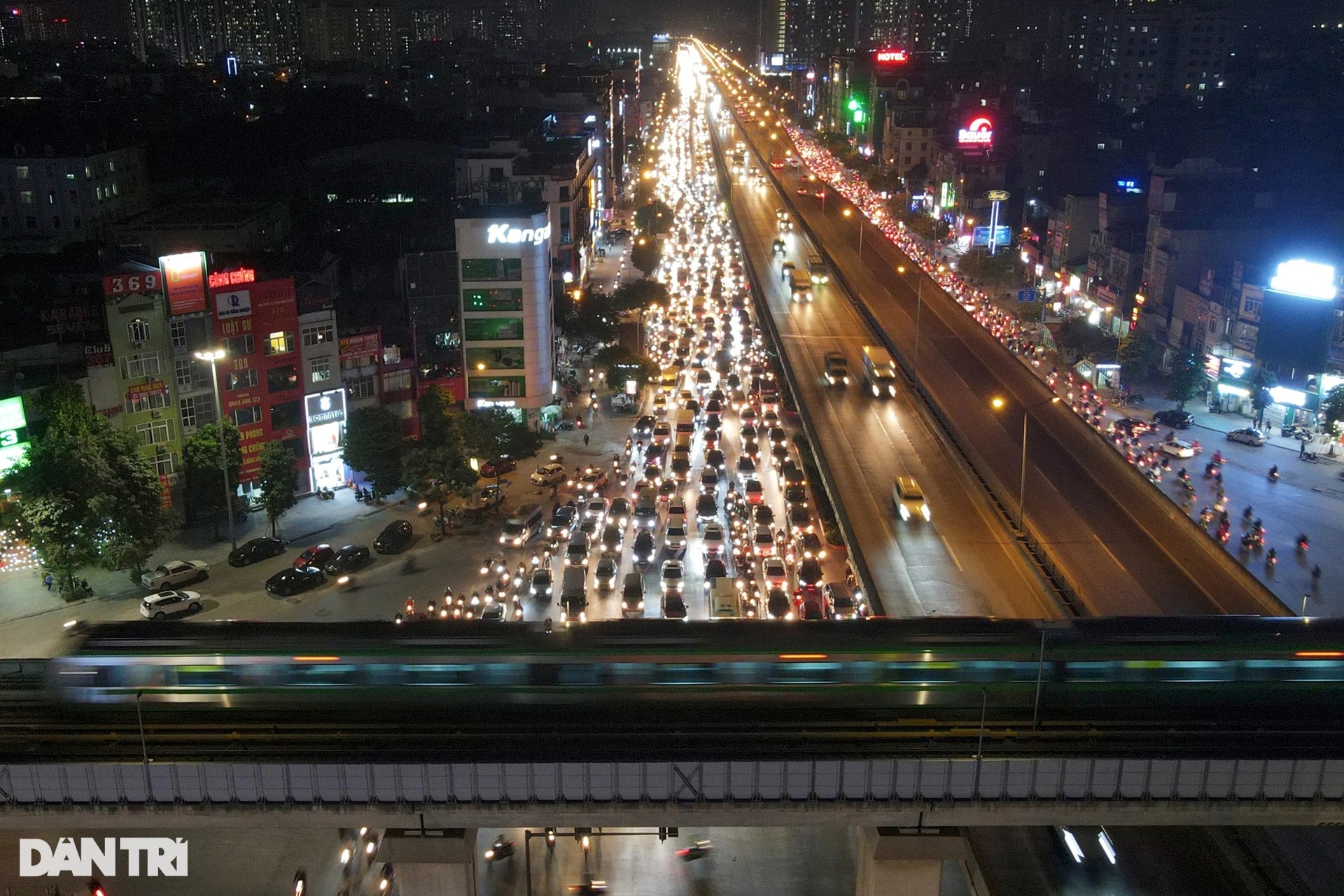 Giờ cao điểm: Tàu Cát Linh - Hà Đông kín khách, trục Nguyễn Trãi vẫn ùn tắc - 16 Giờ cao điểm: Tàu Cát Linh - Hà Đông kín khách, trục Nguyễn Trãi vẫn ùn tắc - 16