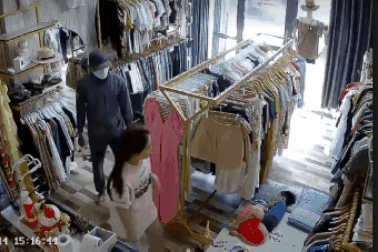 Mượn xe bạn đi cướp, gây án xong "chạy mất dép" quên cả xe