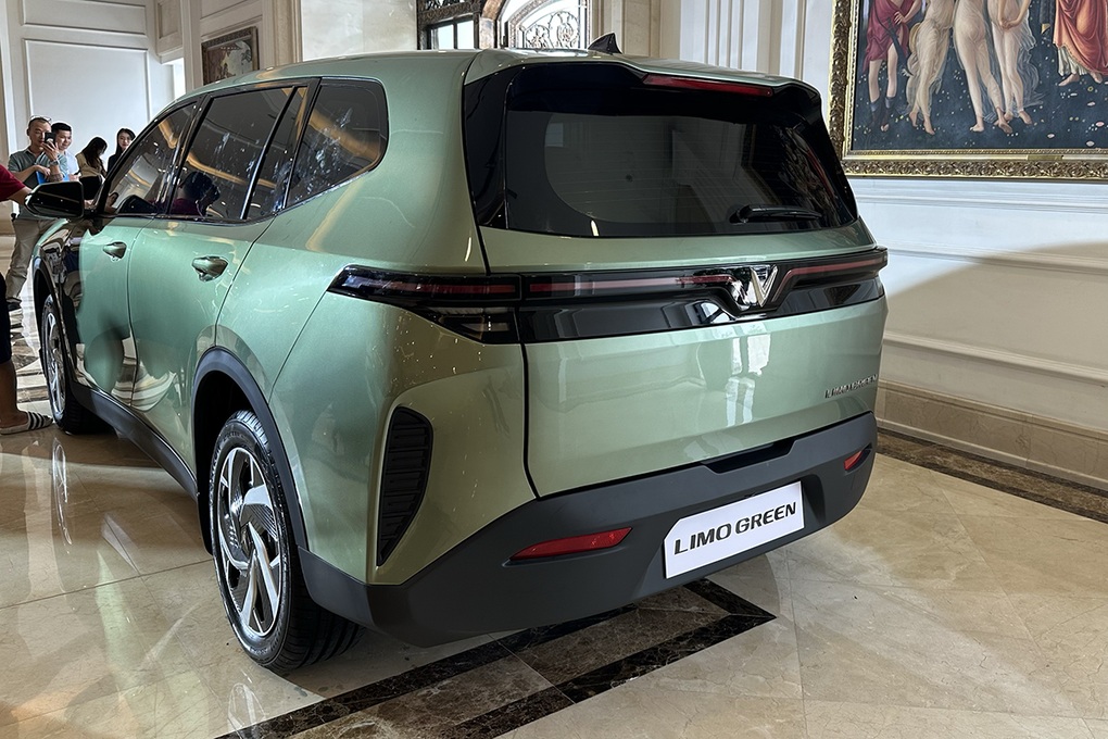 VinFast Limo Green lần đầu xuất hiện ngoài thực tế - 2 VinFast Limo Green lần đầu xuất hiện ngoài thực tế - 2