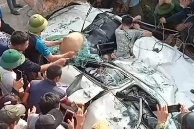 Vụ xe tải lật đè bẹp ô tô khiến 3 người tử vong: Khởi tố tài xế