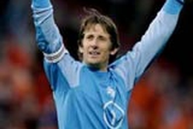 Thủ môn Van der Sar khoác áo MU