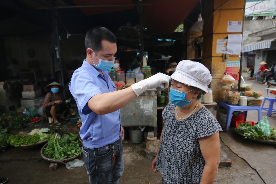 Phố chợ Hà Nội lập chốt kiểm soát đo thân nhiệt người ra vào - 10 Phố chợ Hà Nội lập chốt kiểm soát đo thân nhiệt người ra vào - 10