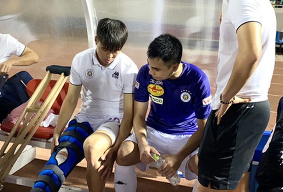 Duy Mạnh sang Singapore phẫu thuật, hồi phục lâu hơn dự kiến - 1 Duy Mạnh sang Singapore phẫu thuật, hồi phục lâu hơn dự kiến - 1