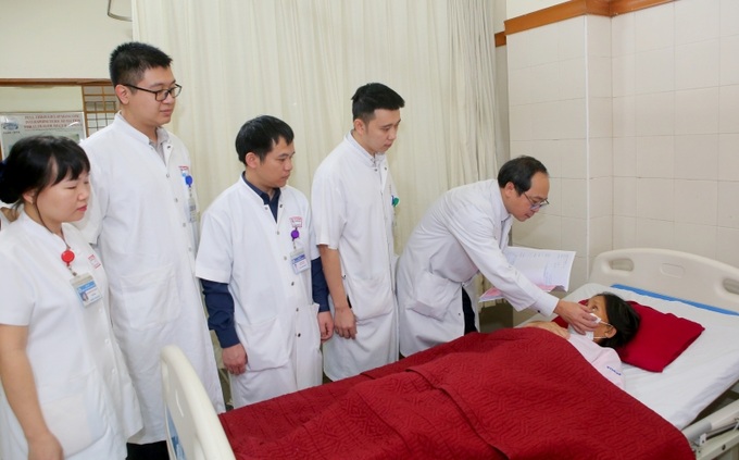 Các bác sĩ Bệnh viện Trung ương Huế thăm khám sức khoẻ nữ bệnh nhân