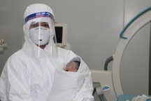 Bữa ăn đầu đời đặc biệt của bé sơ sinh có mẹ hôn mê vì Covid-19