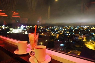 Ta từng hứa sẽ cùng nhau uống cà phê ở nơi cao nhất thành phố