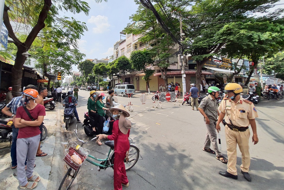 Hàng trăm người vây kín phòng gym của gymer xúc phạm vợ Chí Tài - 4 Hàng trăm người vây kín phòng gym của gymer xúc phạm vợ Chí Tài - 4