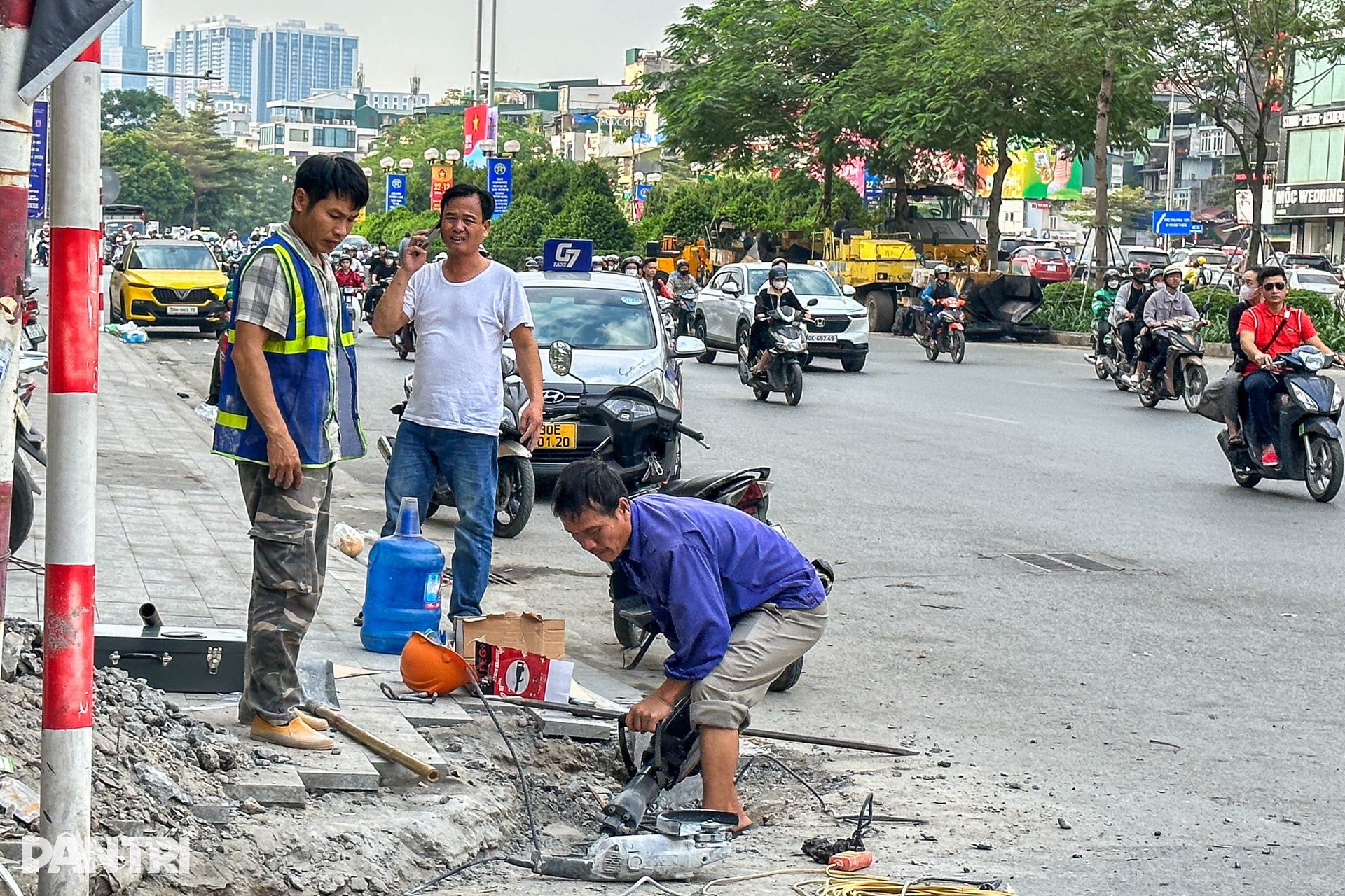 Dân Hà Nội khốn khổ vì bụi mù mịt, tiếng ồn inh tai từ lát đá vỉa hè - 10 Dân Hà Nội khốn khổ vì bụi mù mịt, tiếng ồn inh tai từ lát đá vỉa hè - 10