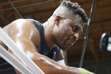 Võ sĩ Francis Nganou đau lòng thông báo cái chết của con trai