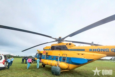 Trực thăng Mi-171 bay cứu trợ khẩn cấp hơn 900 người bị cô lập hoàn toàn