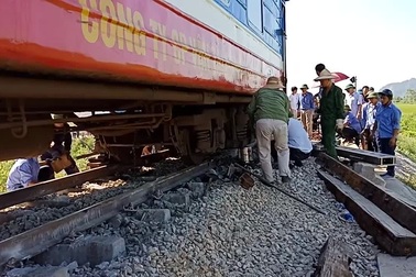 Cứu hộ vụ lật tàu ở Thanh Hóa