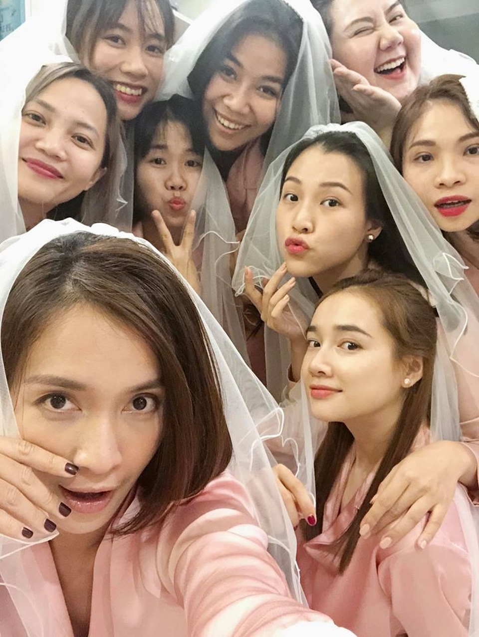 Á hậu Hoàng Oanh công khai chồng Tây điển trai trong ảnh cưới - 12 Á hậu Hoàng Oanh công khai chồng Tây điển trai trong ảnh cưới - 12