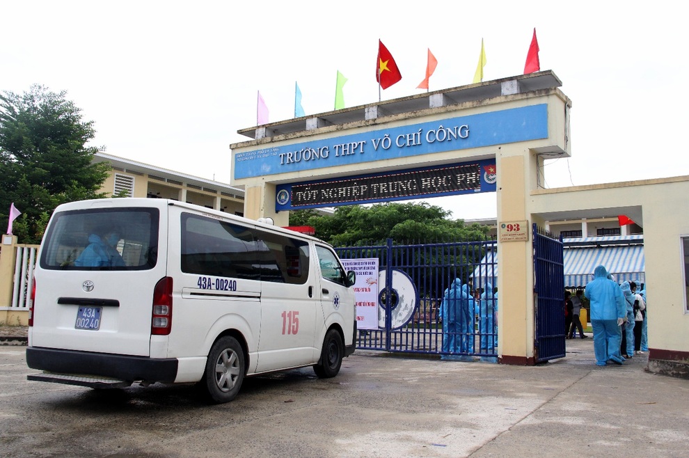 Đà Nẵng: Hơn 40 thí sinh mặc đồ bảo hộ kín mít đến làm thủ tục thi - 1 Đà Nẵng: Hơn 40 thí sinh mặc đồ bảo hộ kín mít đến làm thủ tục thi - 1