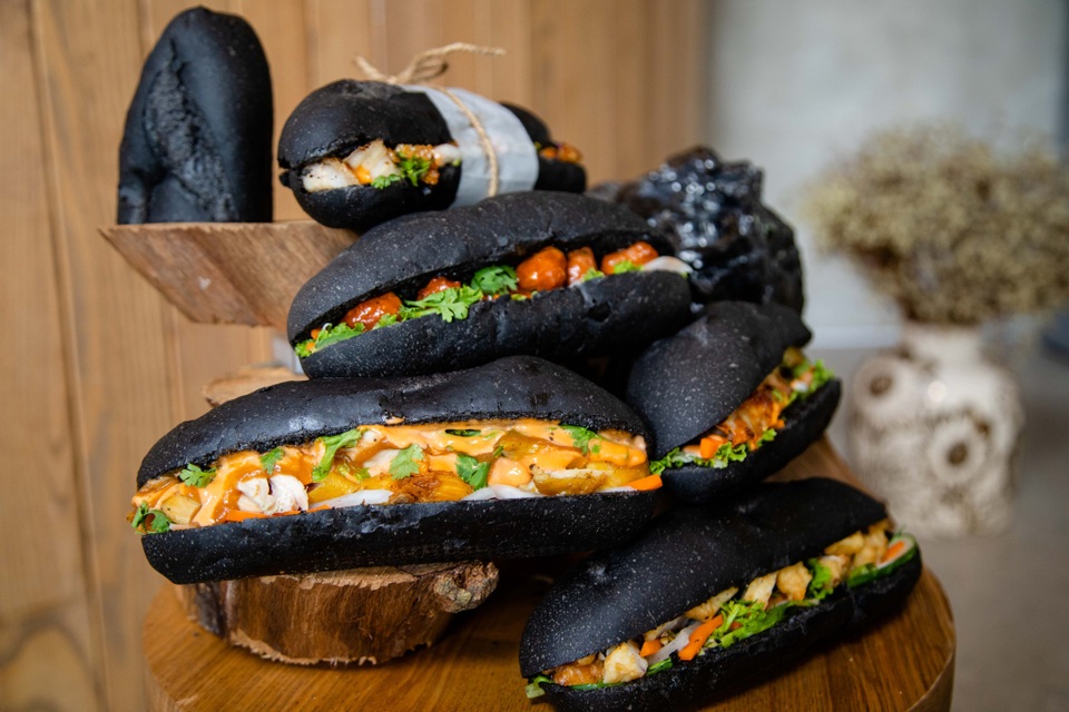Dân mạng phát sốt với bánh mì bóng đêm đen như than ở Quảng Ninh - 3 Dân mạng phát sốt với bánh mì bóng đêm đen như than ở Quảng Ninh - 3