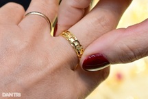 Vàng giảm, USD tăng vọt