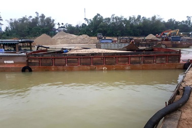 “Phục kích” nhiều ghe hút cát lậu trong đêm mưa lạnh