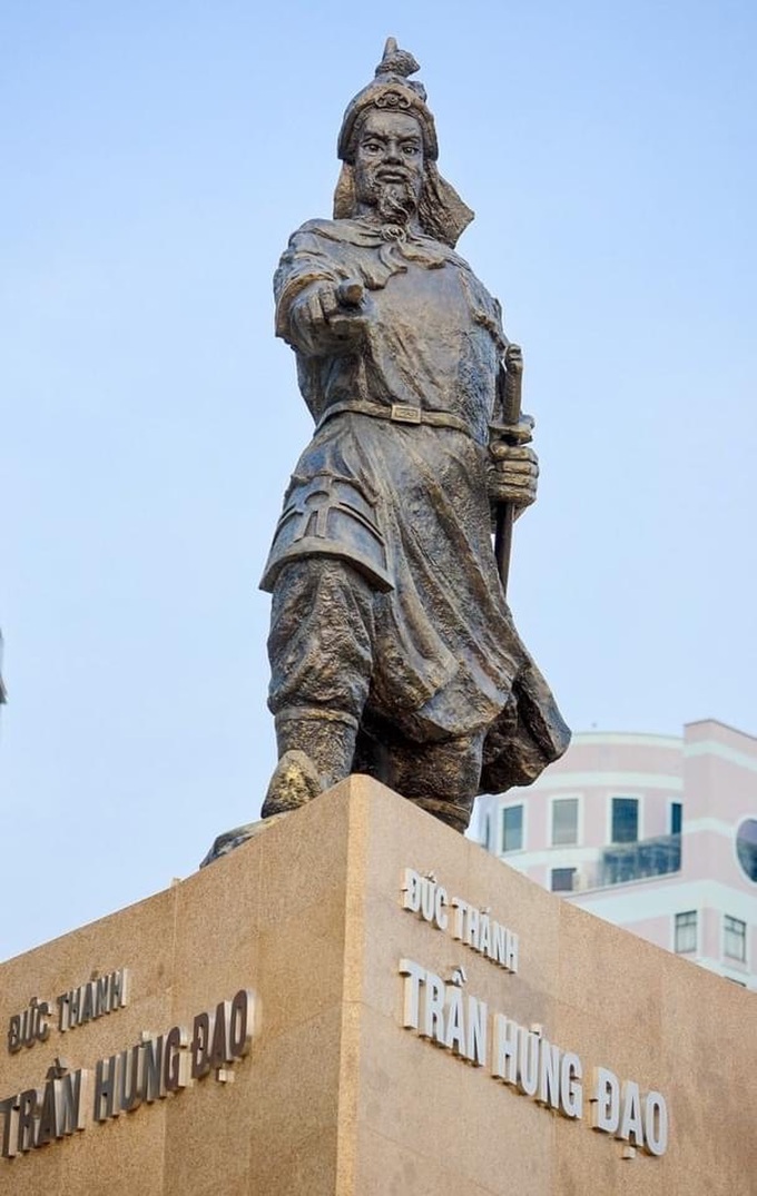 Tượng đài Đức Thánh Trần Hưng Đạo là một trong những điểm nhấn quan trọng của cụm công viên tại trung tâm thành phố.