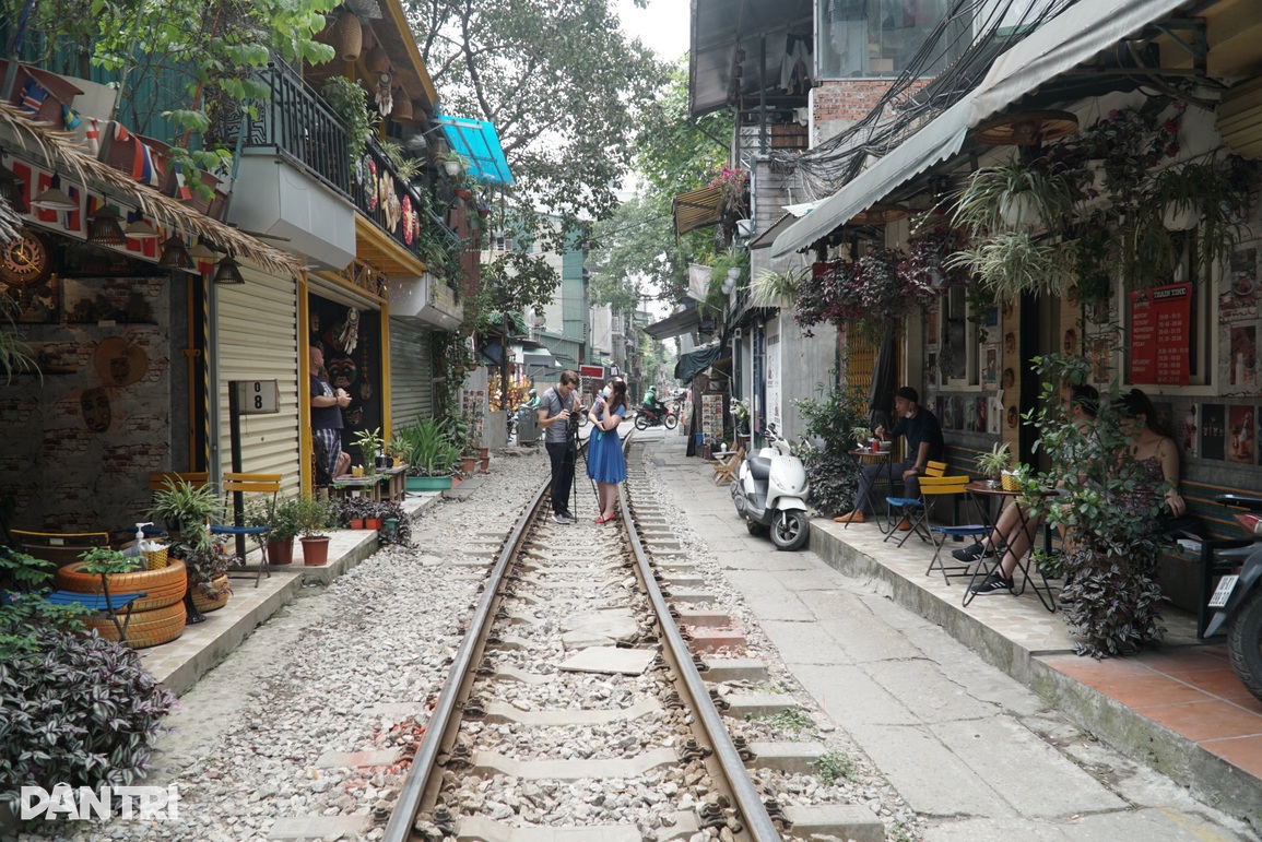 Phố cà phê đường tàu ở Hà Nội mở cửa trở lại - 1 Phố cà phê đường tàu ở Hà Nội mở cửa trở lại - 1