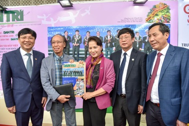 Chủ tịch Quốc hội thăm gian trưng bày báo Dân trí tại Hội báo 2018