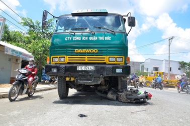 Mẹ bị 2 xe ô tô tông trên đường chở con đi học