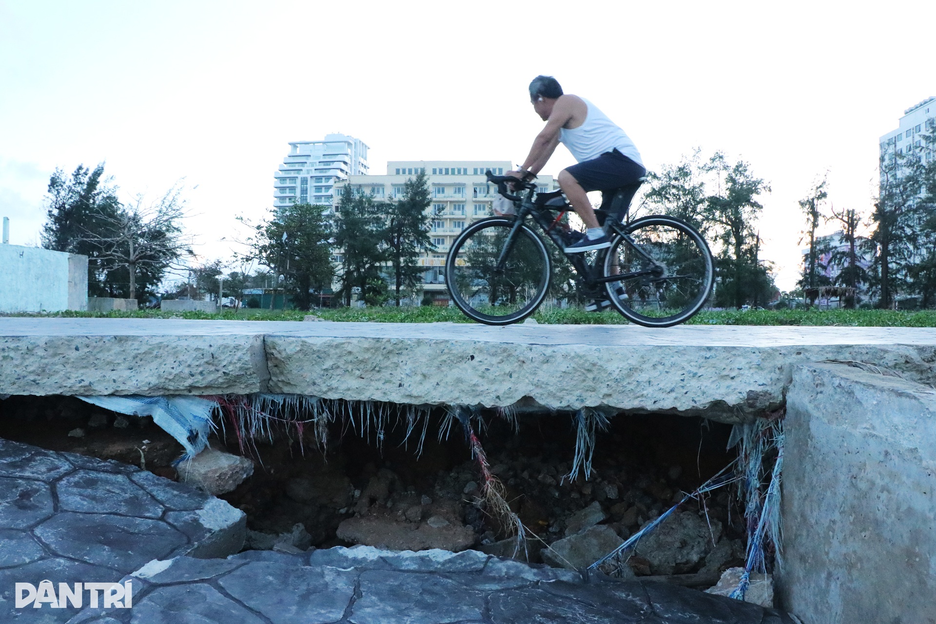 Kè biển hàng chục tỷ đồng bị bão Bualoi xé nát - 9