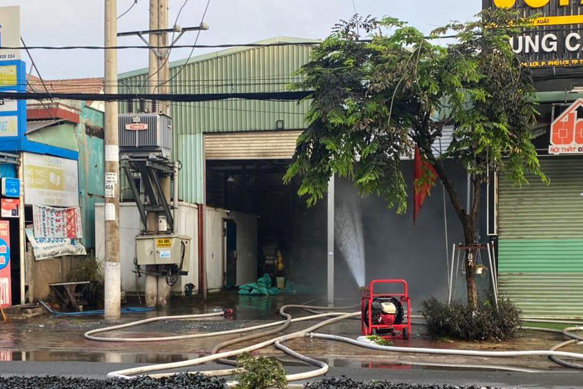 Cơ sở nước đá rò rỉ khí độc, sơ tán hàng chục hộ dân ở Bình Dương - 1 Cơ sở nước đá rò rỉ khí độc, sơ tán hàng chục hộ dân ở Bình Dương - 1