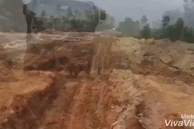 Hà Tĩnh: Xe tải phá nát đường ven biển