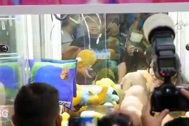 “Nhốt” chân dài mặc bikini vào trong máy gắp thú bông để câu khách