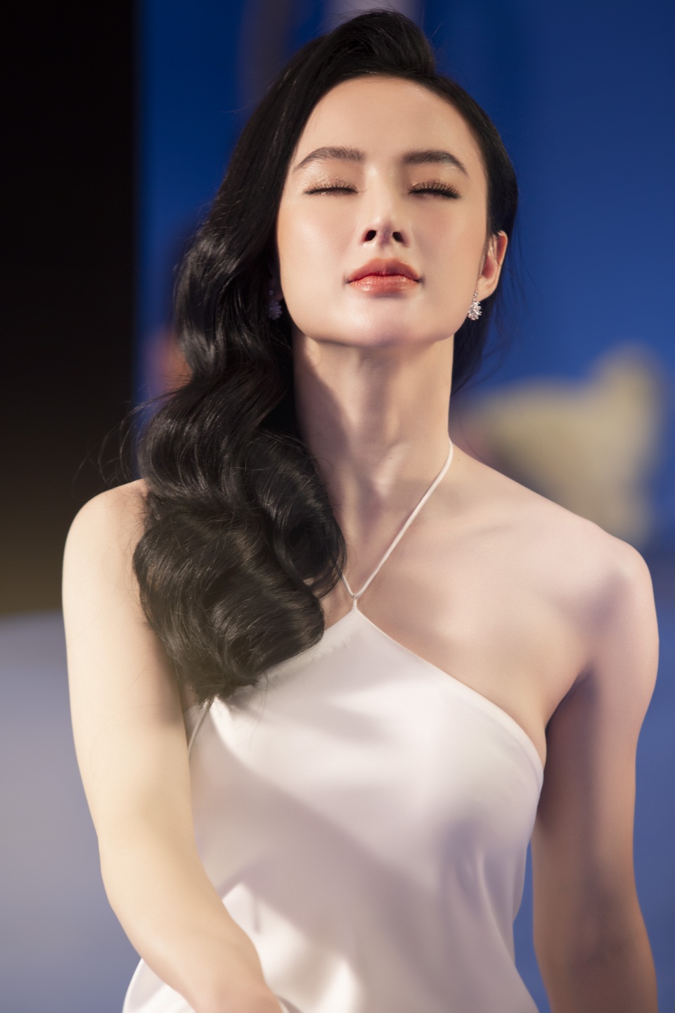 Angela Phương Trinh mặc áo yếm, ngực lấp ló khoe nhan sắc gây sốt - 2 Angela Phương Trinh mặc áo yếm, ngực lấp ló khoe nhan sắc gây sốt - 2