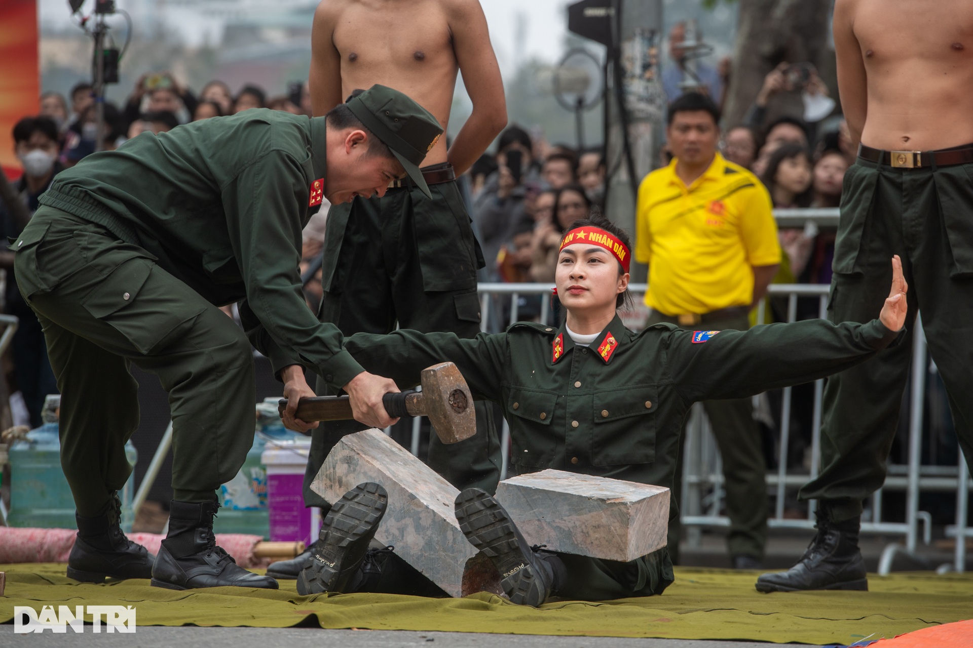 Cảnh sát biểu diễn khí công, đập vỡ đá tảng 100kg đè trên ngực - 3 Cảnh sát biểu diễn khí công, đập vỡ đá tảng 100kg đè trên ngực - 3