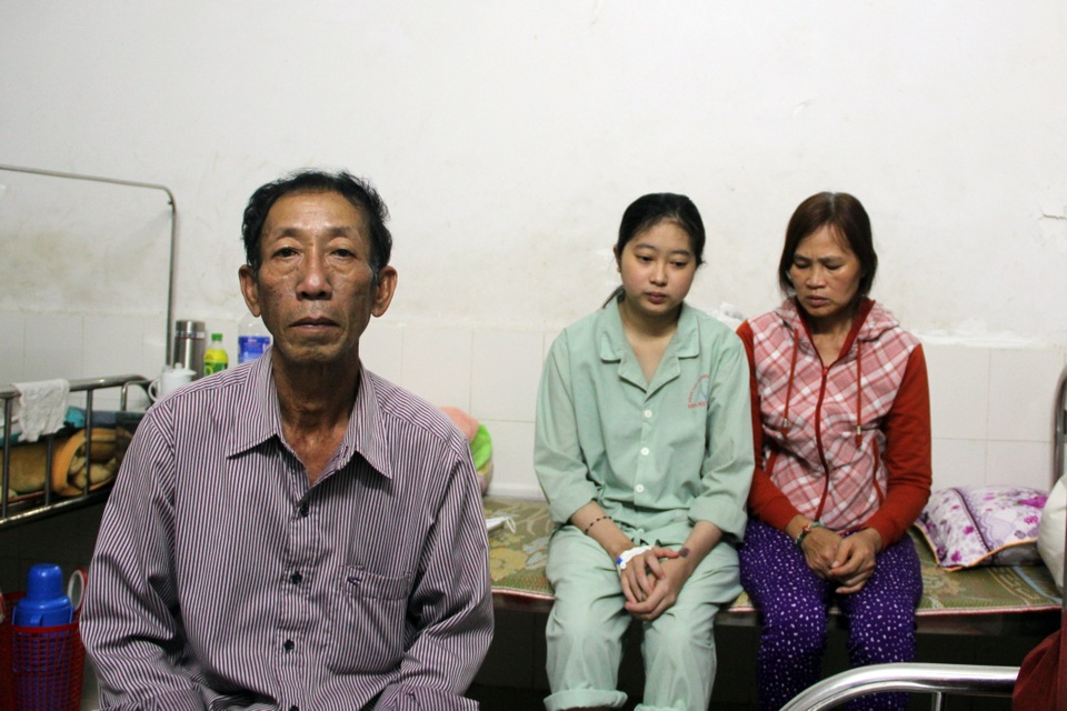 Nữ sinh mắc bệnh hiểm nghèo, người cha thương binh cắm nhà cứu con - 1 Nữ sinh mắc bệnh hiểm nghèo, người cha thương binh cắm nhà cứu con - 1