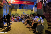 Lạ lùng phụ huynh xếp hàng như thời bao cấp "kiếm chữ" cho con